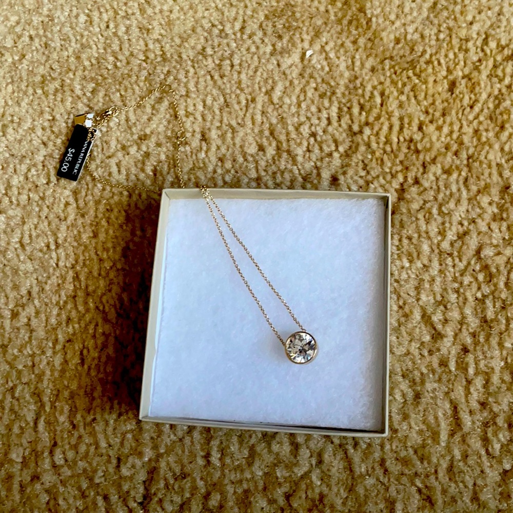Banana republic gold necklace never worn.